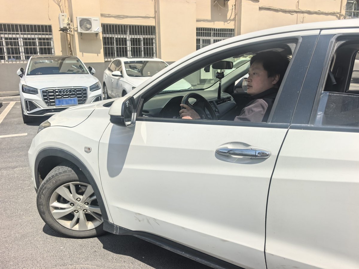 王古青驾驶汽车